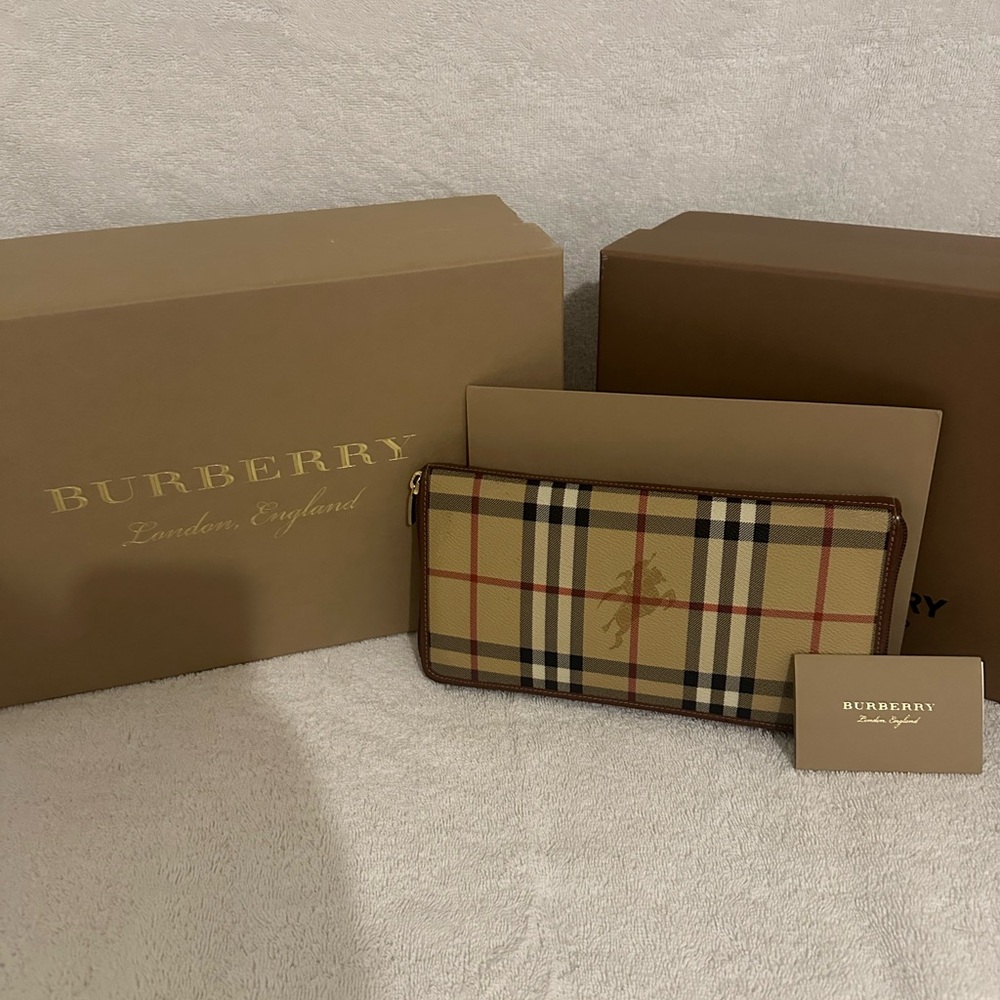 Burberry zippy organizer nova check